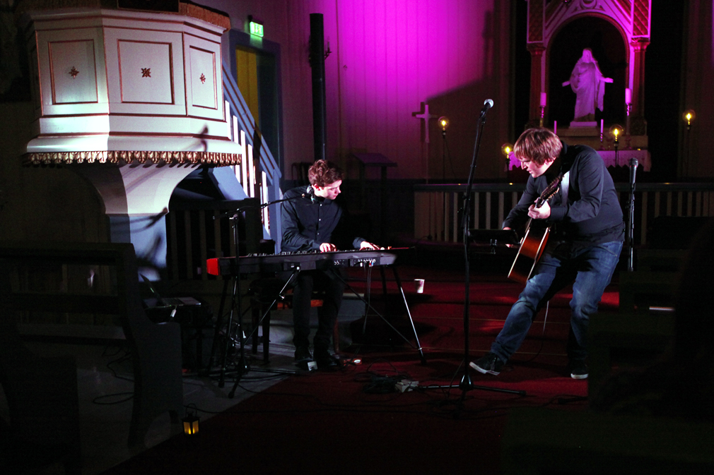 Energiske Askil Holm og pianist Olav Tronsmoen. (Foto: Hanne Marie Tyldum Ribsskog)