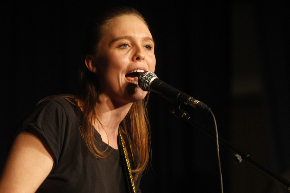 Vokalist og gitarist Tora Dahle Aagård fra torsdagens konsert på Lauvsnes. Nå flytter hun til Oslo.