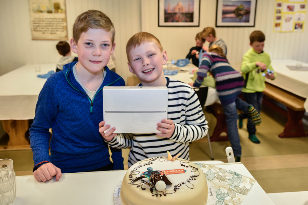Magnus hjalp Gabriel med batteriinnsamlingen i fjor, da Gabriel var 4.klassing. I år hjalp Gabriel Magnus. Det endte i 1. premie. (Foto: Øivind Rånes, Namdalsavisa)