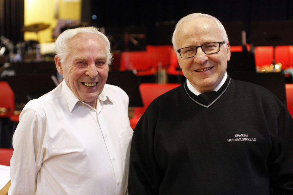 Bertran og Kjartan Høstland er brødre, og Bertran spiller fortsatt i musikkforeninga på Lauvsnes, mens Kjartan dirigerer Sparbu hornmusikklag.