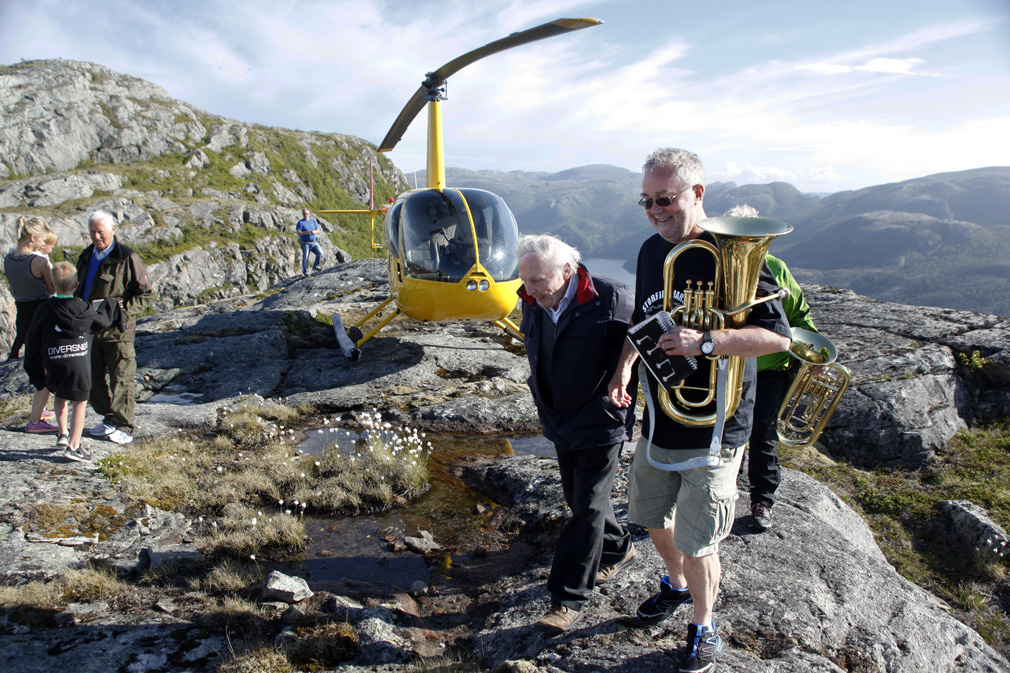 Per Bårdsen tok imot Bertran Høstland og hjalp ham videre fra landingsplassen og til der korpset sto oppstilt for spille.