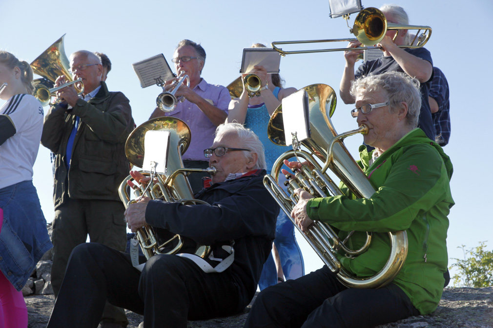 Bertran Høstland og Turid Duklæt spiller begge baryton, og fikk orkesterplass på ei steinhylle på Storfjellet.
