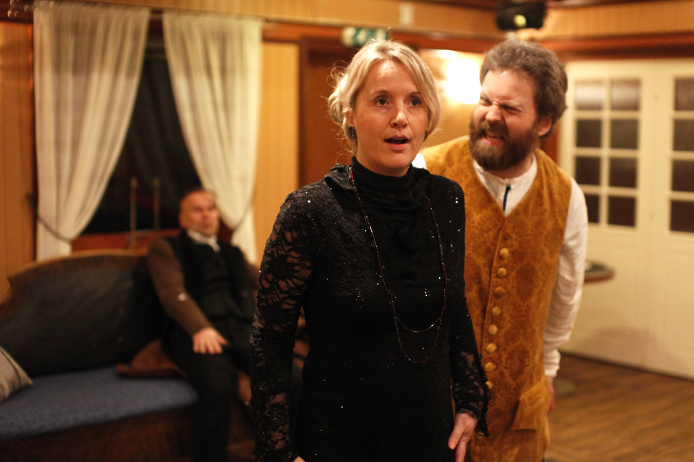 Prinsipper står for fall når Fru Popova og "bjørnen" barker sammen.