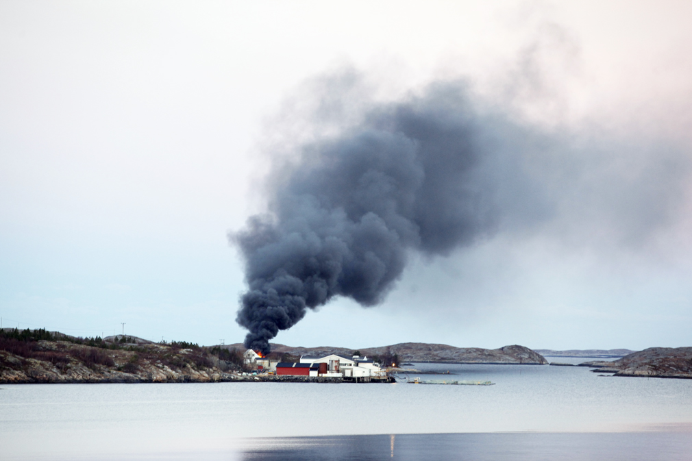 Fra Vik så det svært dramatisk ut. Selv om det på bildet ser ut som at brannen er nært Nesset Sjømat, var anlegget aldri i fare. Det ligger et godt stykke unna.