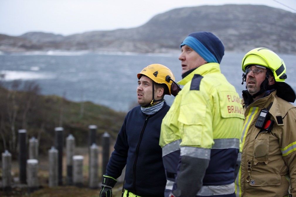 Thomas Fallet i NTE, Franken R. Estensen og Remi Rasmussen i brannvesenet, studerer skadene i transformatoren.