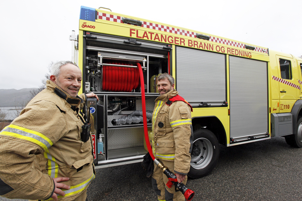 Mannskapene kan vaske seg i en egen seksjons som trekkes ut, og slangen til skumutstyret er av en helt ny type som tåler belastninger. Narve Iversen (til venstre) og Tor Roald Lindseth ser fram til å ta i bruk nybilen.