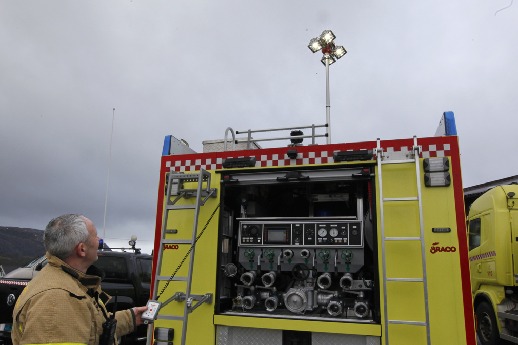 Narve Iversen kjører ut lyskasteren, som kan vendes i den retningen lyset trengs.