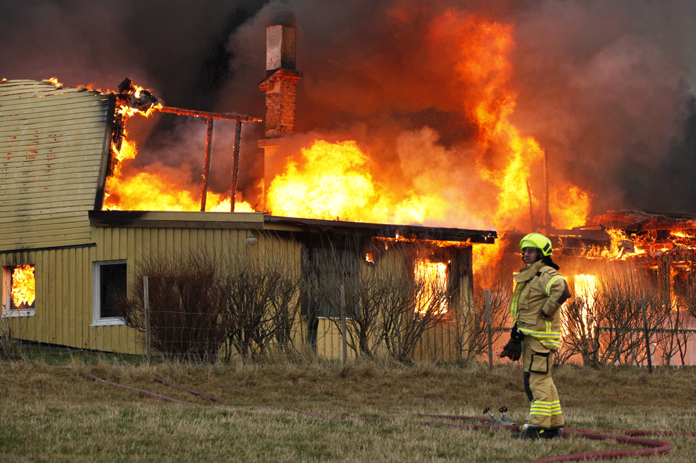 Ilden fikk fort overtaket, og vann ble skaffet fra sjøen.