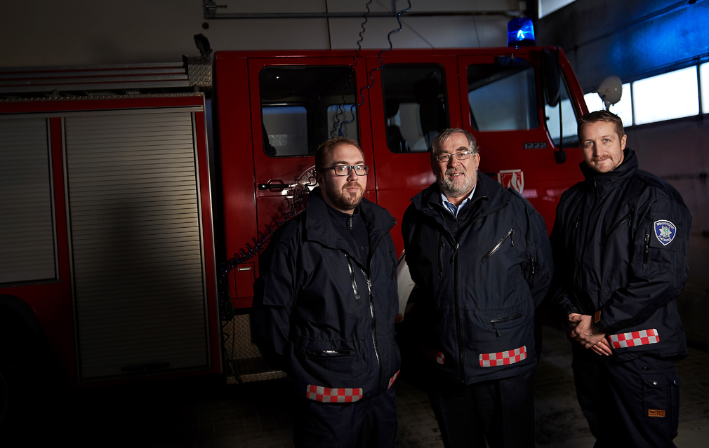 ÅRETS NAVN: Flatanger brann og redniningsvesen ble kåret til Årets navn i Nord-Trøndelag av Trønder-Avisa, for sin innats under storbrannen. Marius Olsen, Hans Petter Haukø og Jon Inge Opland tok imot prisen. (Foto: Marius Langfjord, Trønder-Avisa)
