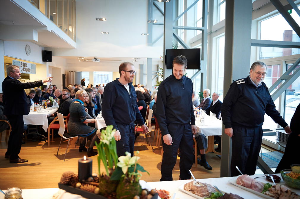 Prisen ble delt ut av Trønder-Avisas sjefredaktør Arve Løberg (til venstre) under avisas tradisjonsrike julelunsj. Fra venstre: Marius Olsen, Jon Inge Opland og Hans Petter Haukø. (Foto: Marius Langfjord, Trønder-Avisa)