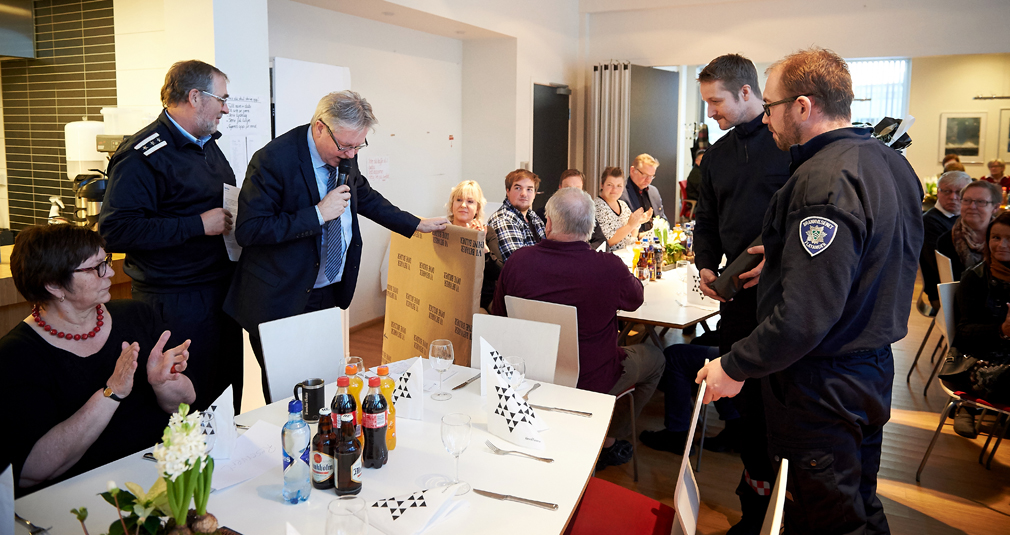 Sjefredaktør Arve Løberg overrakte et maleri til Hans Petter Haukø, Jon Inge Opland og Marius Olsen i Flatanger brann- og redningsvesen som fysisk bevis på kåringa som Årets navn 2014. (Foto: Marius Langfjord, T-A)