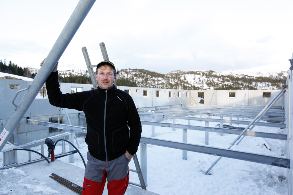 Nyfjøset bygges med full gjødselkjeller og vil få automatisk fõring. Bård Fjell gleder seg til å ta det i bruk.