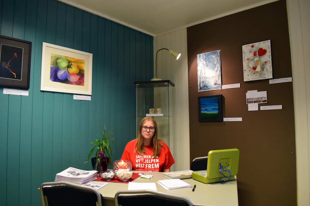 Ann-Bjørg solgte lodd på kunstverk gitt av lokale kunstnere.