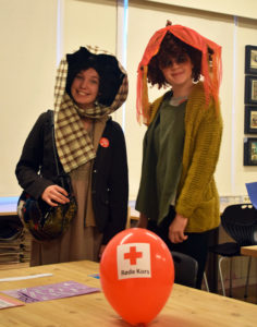 Henny og Anna i kostyme på somalisk matte-posten.