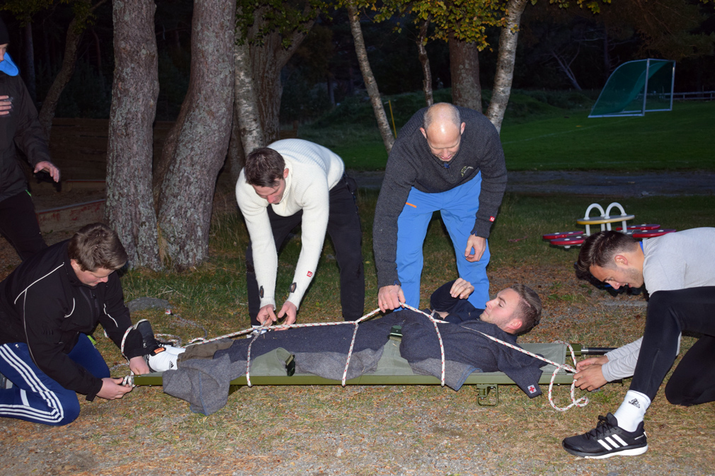 Hinderløype med båre.