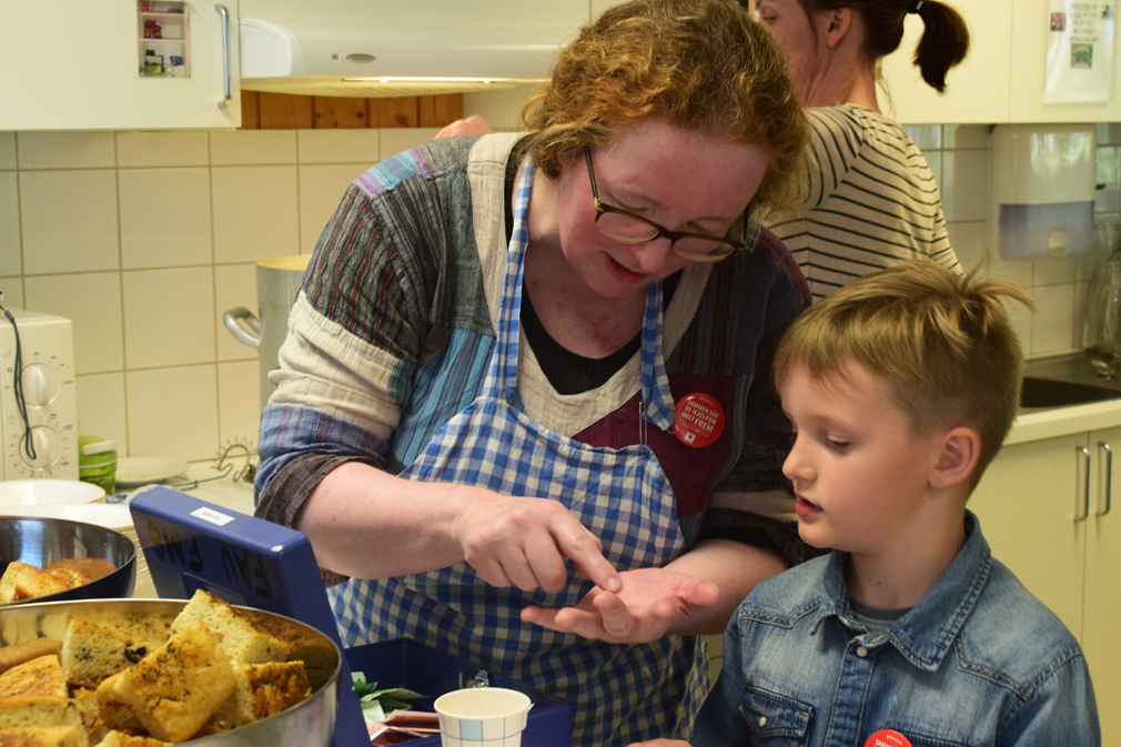 Anja Vedvik og Kevin lagde fiskesuppe til gjestene.