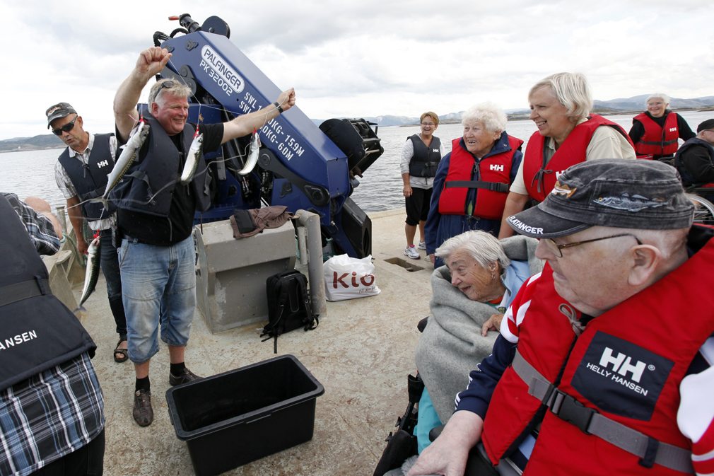 Arne Skorstad i pårørendeforeninga dro opp småsei og makrell utenfor Lyngværet, til glede for turfølget. Men makrellen var det ingen som ville ha med seg heim...