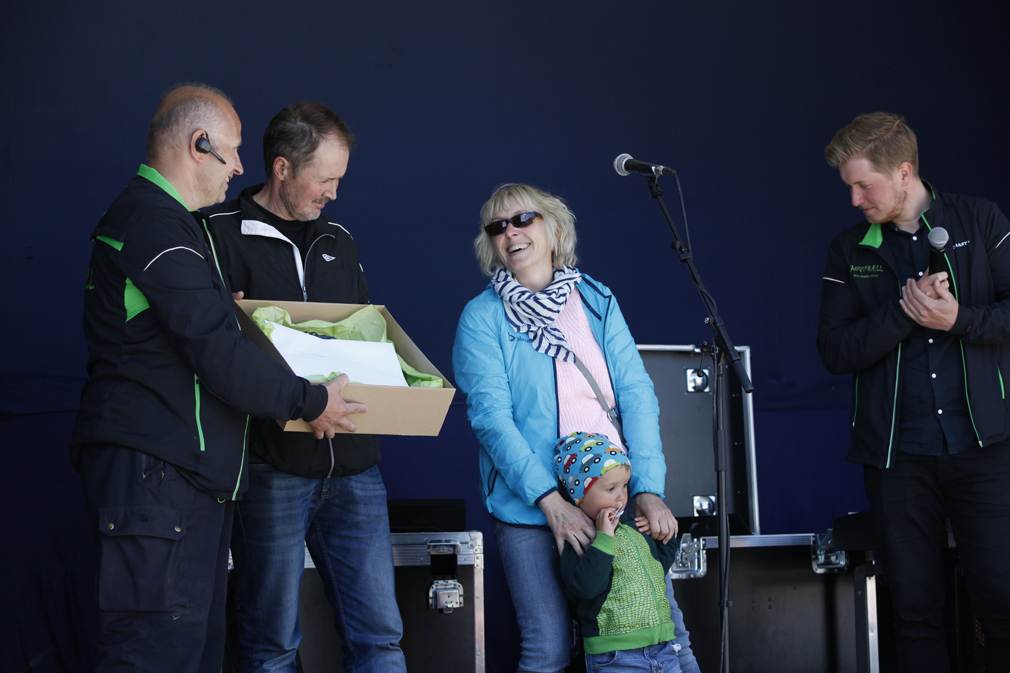 Arve Olsen og Guri Dahle Olsen ble overrasket da sønn og konferansier Jens Martin (til høyre) kunngjorde vinnerne av årets bygdepris. Til venstre leder Egil Steffensen i Lauvsnes grendelag, som overrakte prisen.