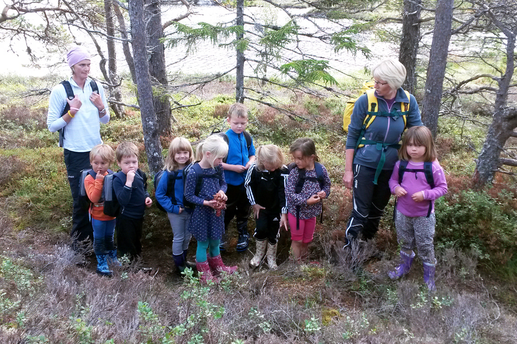 GIKK FERDSELSÅRE: Ungene på avdeling Sprett i Vangan barnehage hadde i høst som tema å bli kjent i Flatanger. Og skolestarterne gikk den gamle ferdselsveien fra Stamnes til Høstlandet. (Foto: Margit Ekker Dølvik)