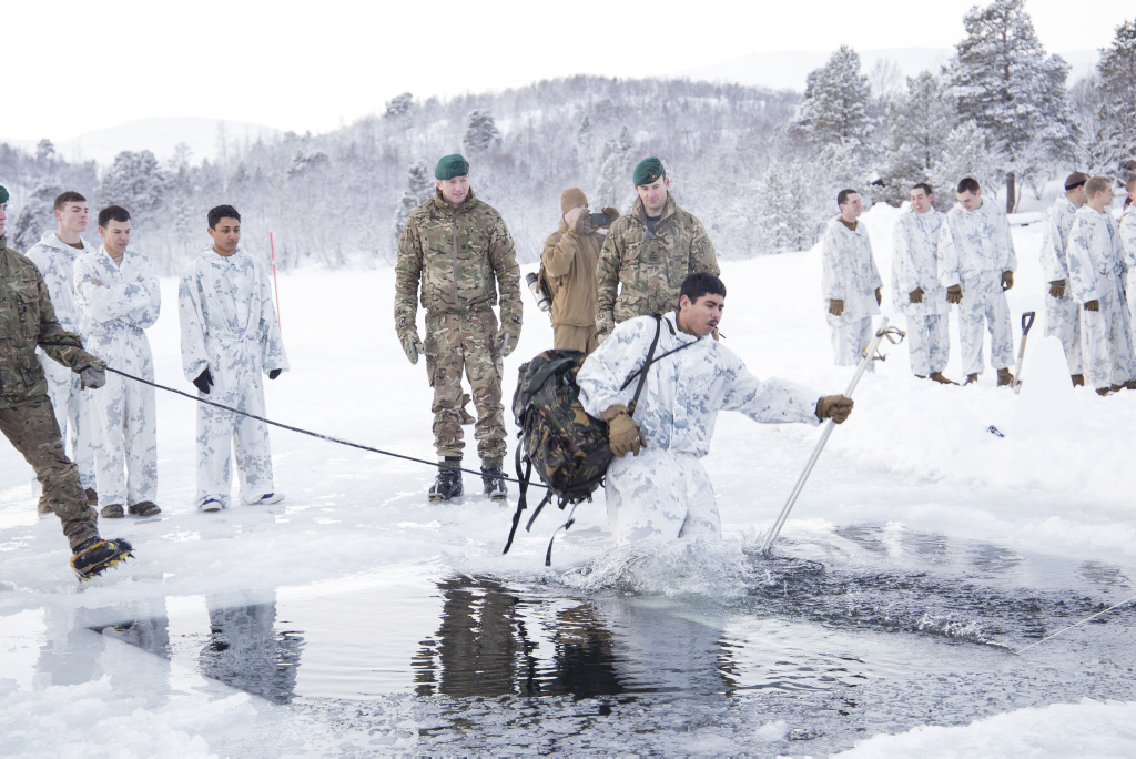 For noen ble Cold Respons mer bokstavelig enn for andre. Personell fra US Marine Corps får prøvd seg på isbadedrillen instruert av Britiske mountain leaders fra UK Royal Command. (Foto: Anna Elisabeth Martinsen, Forsvaret)
