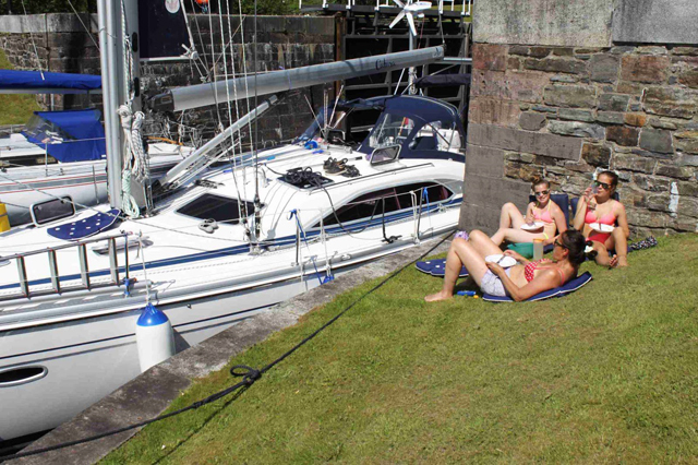 Lukene lot seg ikke åpne på grunn av varmen, men med egen plen ved kanalen var det ikke noe problem å vente.