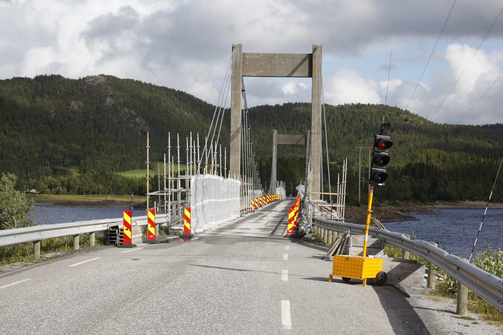 Brua er i bra stand, men fyllingene på hver side er dårlige og må erstattes med betongplate. Derfor må brua stenges i perioder.