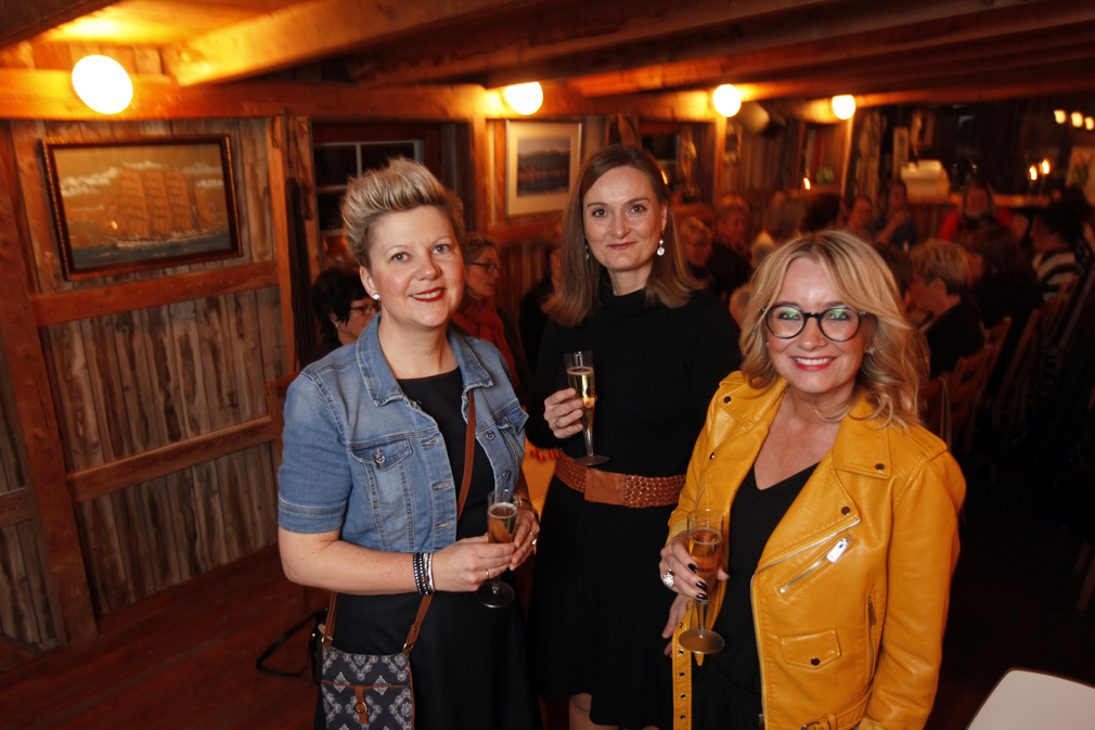 Brita Finseth, Anette Waldersløff og Monika Viken Leithe sørget for stinn brakke på Vik brygge lørdag kveld.