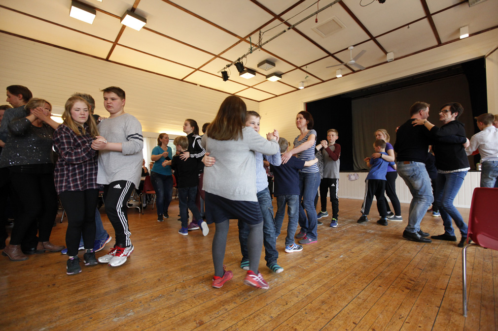 Dansegulvet var fullt hele ettermiddagen, med dansere i alle aldre.