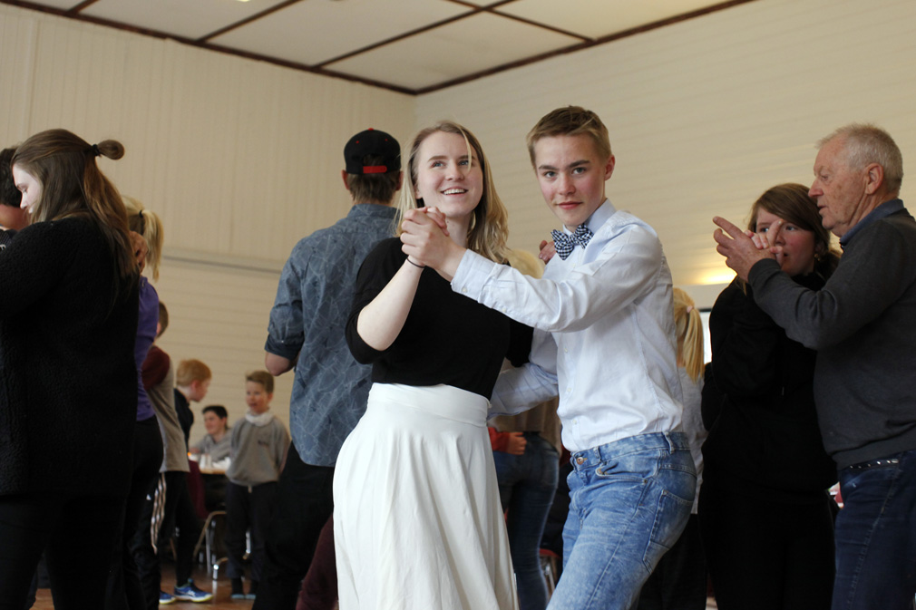 Gaute Røsten tror det blir mye artigere å gå på fest når han kan danse, som her sammen med Ester Einvik Dahle.