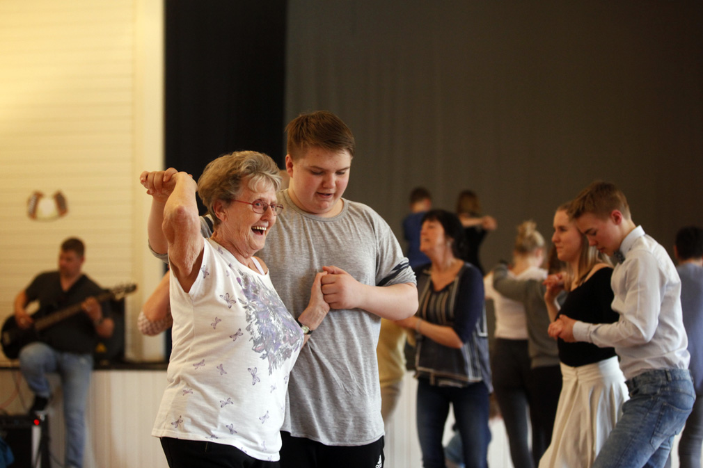 Laila Rasmussen svinger seg polka med Mats Fornes Hustad.