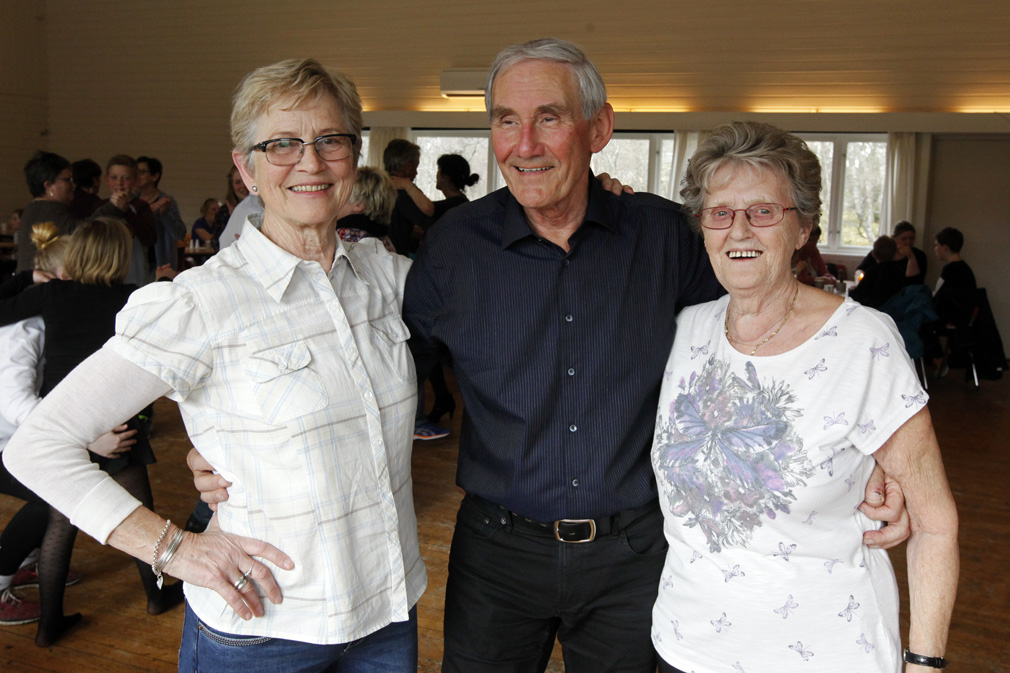 Anny Bruheim, Odd Høstland og Laila Rasmussen stilte velvillig opp som danselærere.