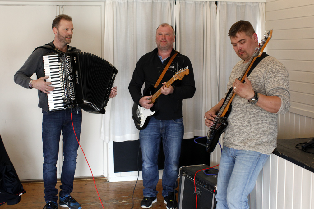 MikMoe spilte til dans, fra venstre: Stein Moe, Kjell Helge Moe og Mikael Røsten.