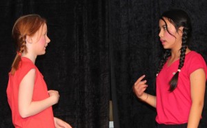 Ida Strand Kjendlie og Phakjira Jairak danser "dompapdansen". 