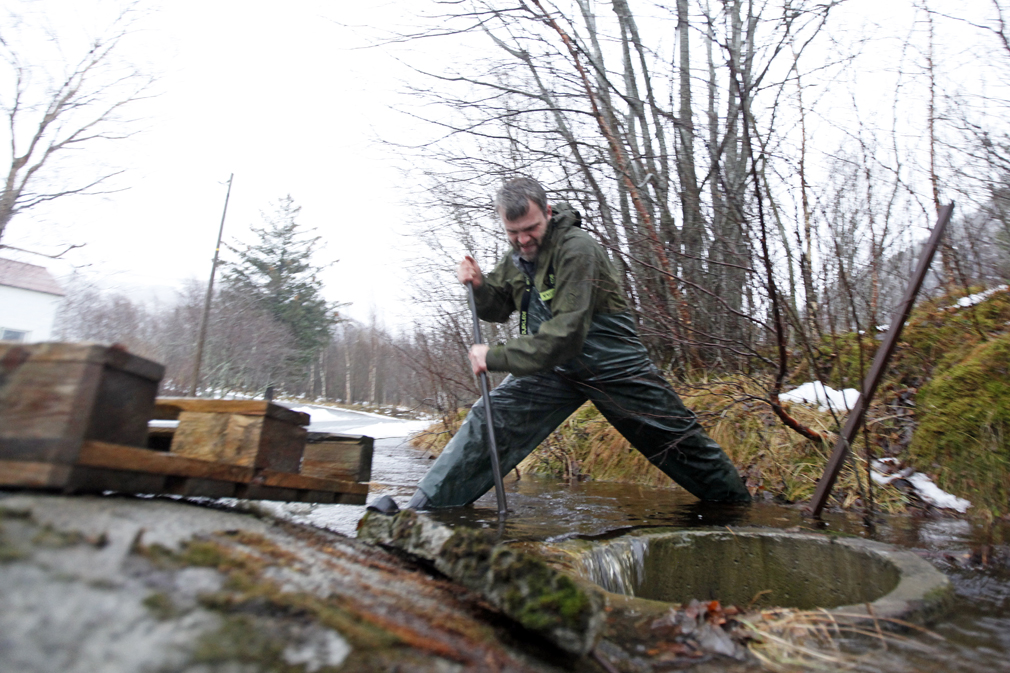 Tor Roald Lindseth fikk åpnet inntaket til kummen, og dermed fikk vannet der det skal gå - og ikke inn på vegen.