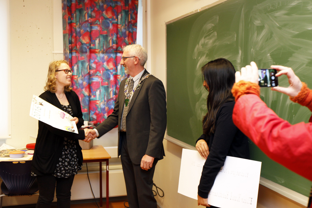 Eline mottok diplomet av ordfører Olav Jørgen Bjørkås, mens Neha Naveen sto klar med sjekken.