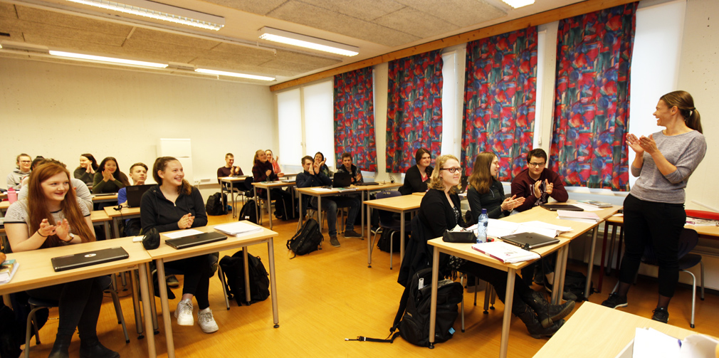 Eline fikk applaus av medelever og lærer da de fikk vite hvorfor klassen fikk besøk midt i norsktimen.