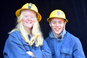 Sigird og Gaute i fullt gruveutstyr, klare for å ønske velkommen og selge program.