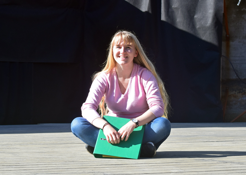 Sigrid er en av de to faste sufflørene. (Foto: Elin Einvik)