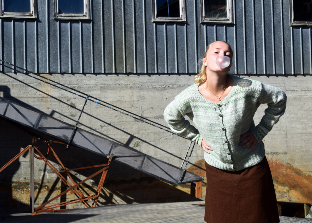 Rollefiguren Stina tygger konstant tyggegummi, og Maren må trene på å blåse boble... (Foto: Elin Einvik)