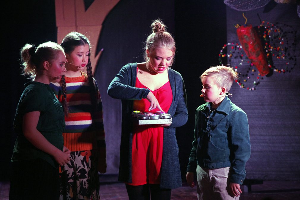 Med tidsmaskinen drar familien Blum på leting etter Lydfangeren Hysj. Fra venstre: Oda Ruud Kristiansen, Ylva Haagensen, Karen Anna Aagård Mårvik og Mattias Hanssen.