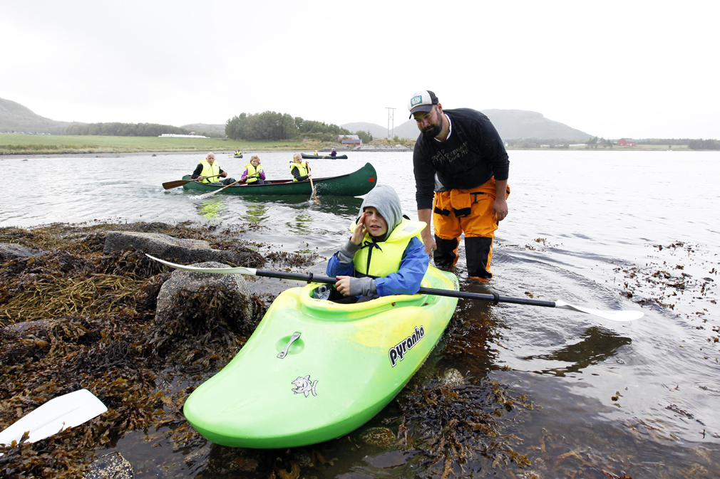 Johannes fikk prøve en elvekajakk, Kai Erling Staven ga gode råd.
