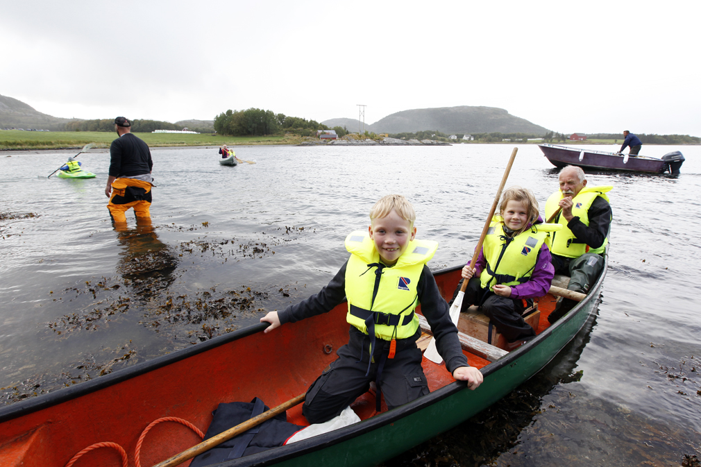 Espen (7) og Leila (6) fikk prøve å padle kano, sammen med Otto K. Sandnes.