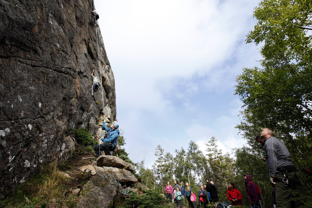 Hanne og Sara i fjellveggen, mens mange ventet på tur. Klatringa var populær.