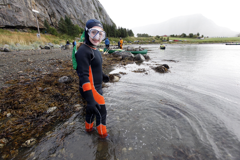 Oda på veg ut i sjøen på Strøm, for å prøve fridykking.