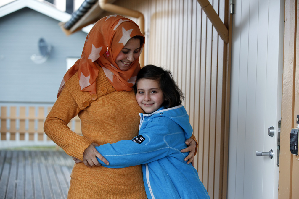Fatima og Nadia er glade for å ha fått komme til Norge og Flatanger, og håper å få hele familien hit.