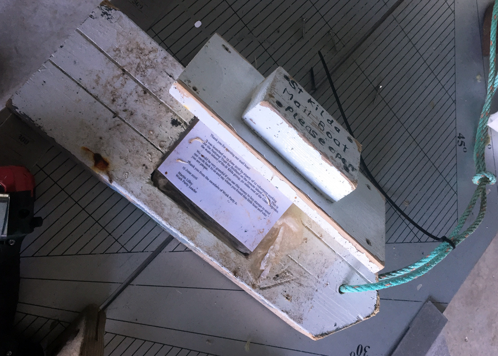 St. Kilda, Mail Boat, Please open, sto det på båten som Vilde fant utenfor Utvorda.