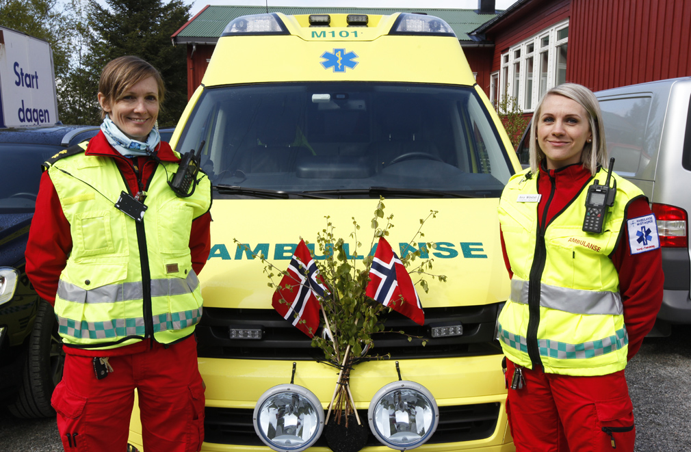 Ikke alle pynter bilen til 17. mai, men Trude Jermstad (til venstre) og Aino Wibstad stilte med 17.maipyntet ambulanse.
