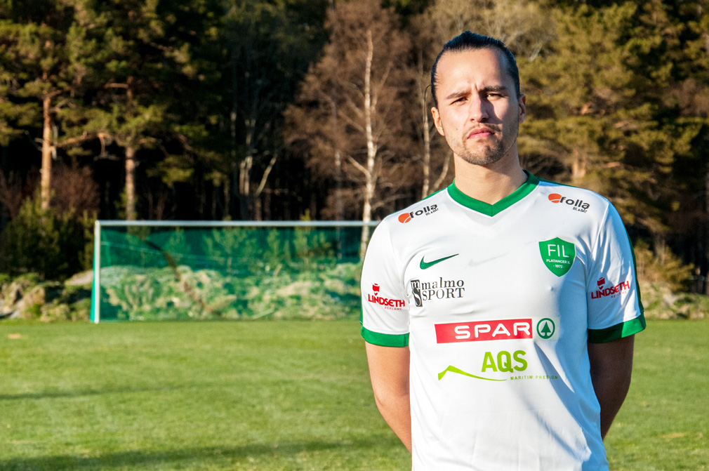 Aleksander Roel stiller i Flatanger-drakta denne sesongen. (Foto: Kristian Dahle Klocke)