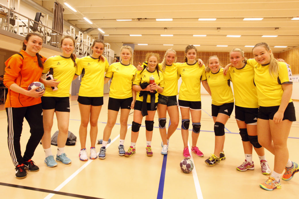 Jentelaget var ikke fornøyd med resultatet, men ingen sure miner etter kampen. Fra venstre: Linde Bjørkås, Bjørg Vedvik, Ingeborg Waldersløff, Tina Anita Sæther Hårstadstrand, Astrid Havstein, Maren Kløven Lein, Anna Bruheim, Sara Lein Fuglår, Henny Kløven Lein og Susann Aune.