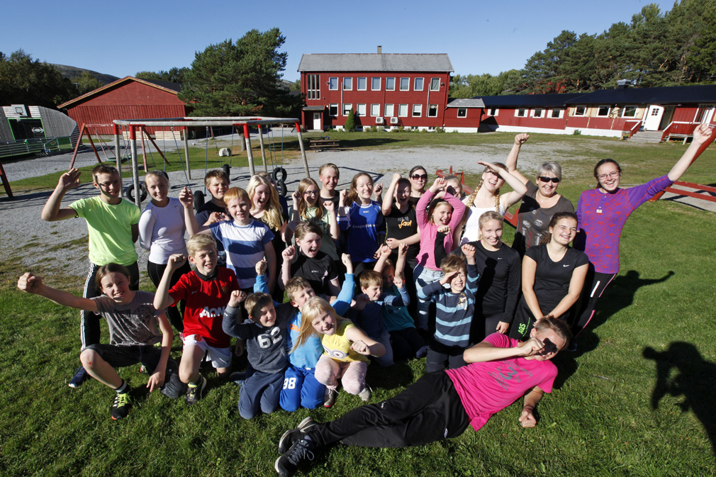 Jubelen sto i taket på Flatanger montessoriskole da elevene fikk vite at skolen er nominert til Dronning Sonjas skolepris.